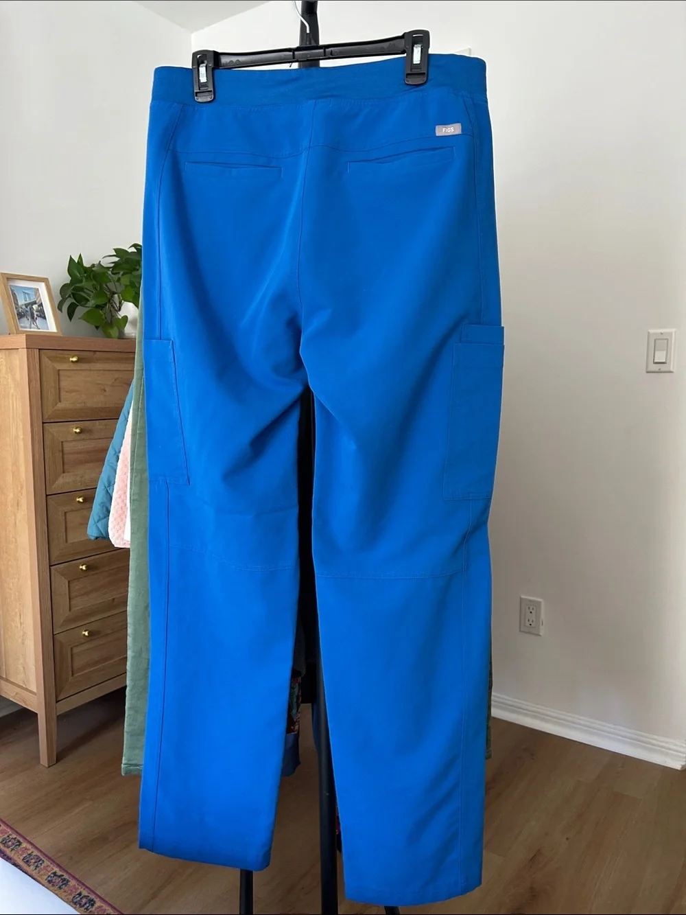 Figs Men’s Cargo Scrub Pants. Size Large. 33” inseam. Excellent condition.